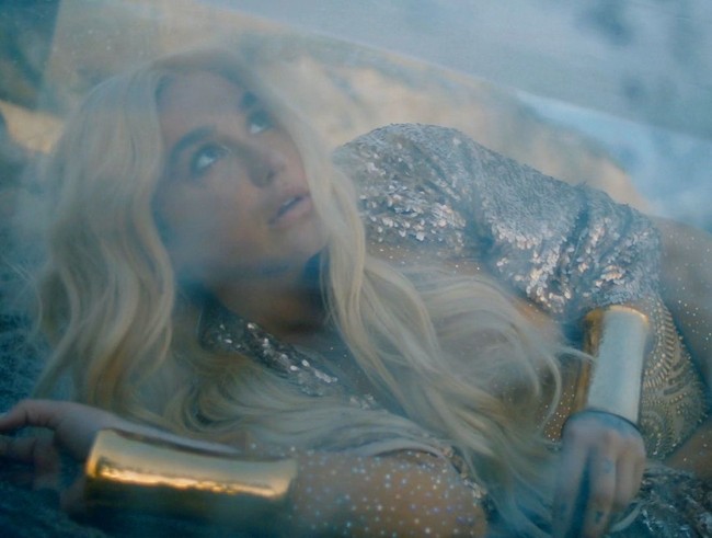 Penyanyi Kesha mengenakan gaun dengan detail studded karya Diana Putri untuk film dokumenternya Rainbow: The Movie. Foto: Dok. Instagram Diana Putri