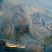 Penyanyi Kesha mengenakan gaun dengan detail studded karya Diana Putri untuk film dokumenternya Rainbow: The Movie. Foto: Dok. Instagram Diana Putri