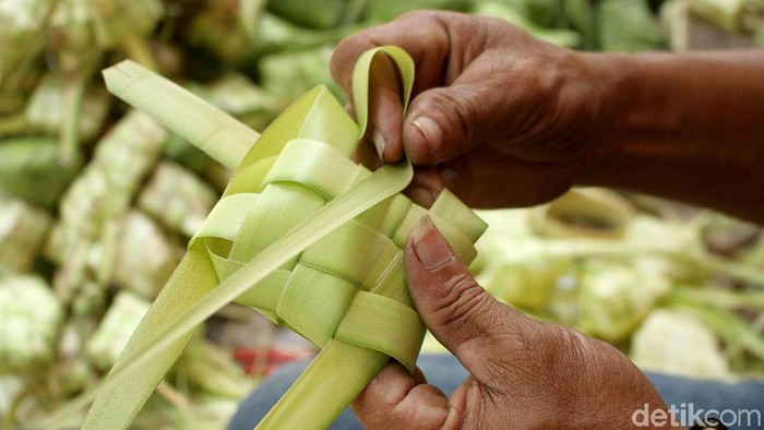 Jelang hari raya Idul Adha warga mulai berburu ketupat sebagai menu wajib saat lebaran. Pasar di Palmerah pun ramai dikunjungi warga untuk berbelanja ketupat.
