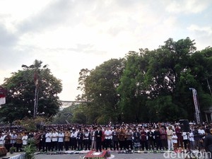 Salat Ied Hari Ini, Warga MTA Padati Kompleks Stadion Manahan Solo