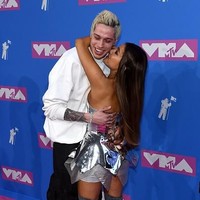 Rambut coklat Ariana dibiarkan terurai hingga pinggangnya. Pada bagian bawahnya dibuat ikal untuk memberikan tekstur bouncy.  Foto: Getty Images