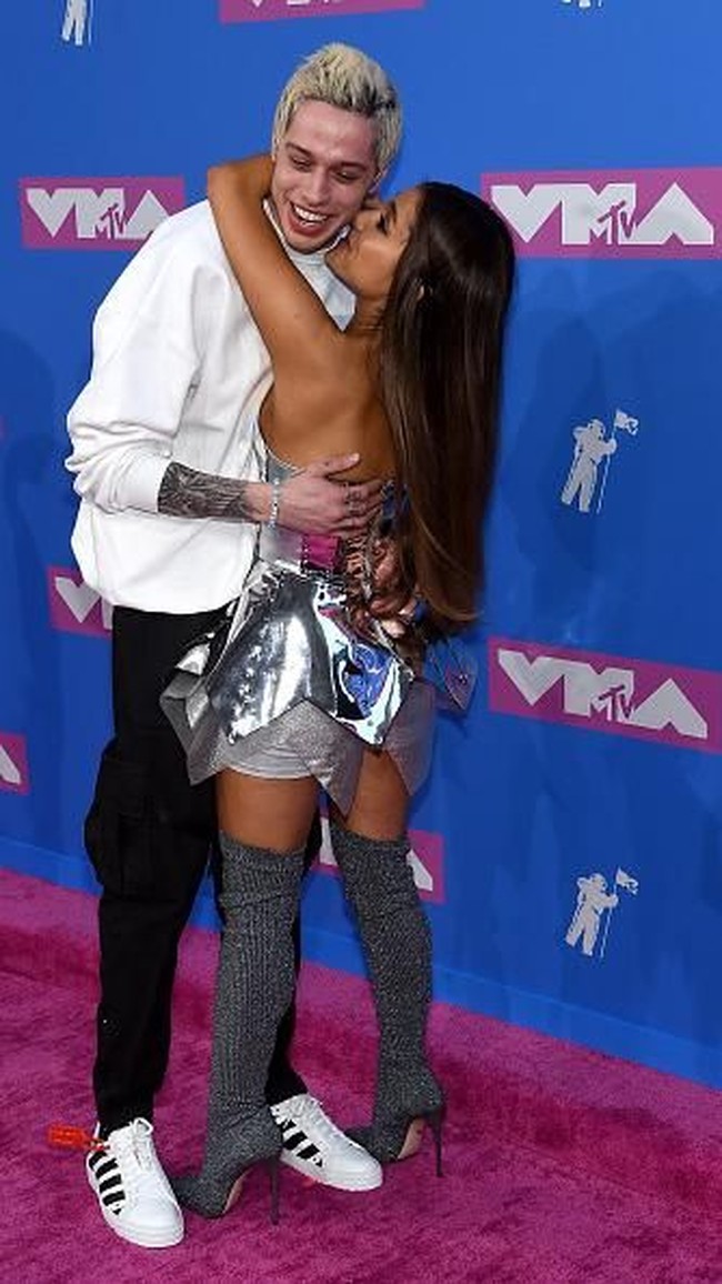 Rambut coklat Ariana dibiarkan terurai hingga pinggangnya. Pada bagian bawahnya dibuat ikal untuk memberikan tekstur bouncy.  Foto: Getty Images