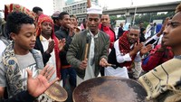 Warga Muslim Ethiopia merayakan Hari Raya Idul Adha dengan meriah. Usai melaksanakan salat Idul Adha, warga mulai berkumpul dan menyanyi dan menabuh alat musik untuk merayakan Hari Raya Idul Adha di kota Addis Abab, Ethiopia. Tiksa Negeri/Reuters.