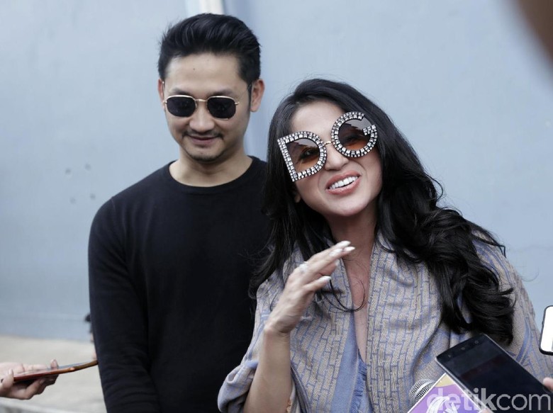 Rumah Tangganya Kena Nyinyir, Dewi Perssik Anggap Promo Gratis Rumah Tangganya Kena Nyinyir, Dewi Perssik Anggap Promo Gratis