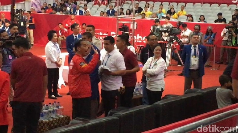 Jokowi Kalungkan Medali Emas untuk Lifter Eko Yuli Jokowi Kalungkan Medali Emas untuk Lifter Eko Yuli
