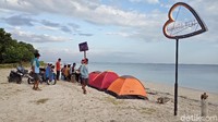 Inilah Pantai Nanga Toi yang terletak di Desa Lasi, Kecamatan Kilo, Dompu, NTB. Di sini Anda akan dimanjakan dengan lembutnya pasir putih dan suasana lautnya yang tenang. (Faruk Nickyrawi/detikTravel)