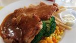 Nyamm! Ada 10 Chicken Steak Juicy dengan Kentang Goreng untuk Makan Siang