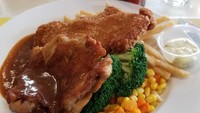 Kebanyakan orang suka chicken steak yang digoreng hingga renyah dengan tepung panko. Biasanya chicken steak disajikan dengan saus BBQ, brokoli, dan kentang goreng renyah. Foto: Instagram @dchiang444.