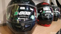 Dari segi harga helm generasi terbaru dari helm Jokowi ini memang berbeda. Setidaknya Otolovers perlu dana tambahan Rp 2 juta sampai Rp 3 juta. Foto: Ridwan Arifin