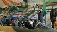 Jet tempur terbaru Iran ini dipamerkan dalam pameran Industri Pertahanan Nasional di Teheran pada Selasa (21/8) waktu setempat. Tayangan televisi nasional Iran menunjukkan Presiden Iran Hassan Rouhani sedang duduk di kokpit jet tempur Kowsar. Foto: Tasnim News Agency
