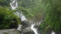 Desa Warga Jaya, Kecamatan Suka Makmur, Kabupaten Bogor punya Air Terjun Ciherang yang menawan. Kalau mau berenang di kolamnya pun bisa lho, tapi harus hati-hati (Kurnia/detikTravel)
