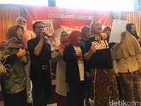 Pendukung gerakan #2019GantiPresiden bernyanyi di acara launching buku.