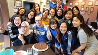 Alya dan teman-teman satu timnya tengah merayakan ulang tahun pelatihnya, Zoran Kontic. Sebuah kue cokelat menemani momen hangat ini. Foto: instagram @nzalya