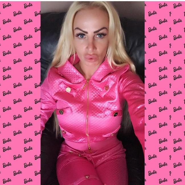 Wanita ini berkali-kali operasi plastik demi tampilan bak Barbie. Melihat penampilan wanita asal Inggris ini sudah terlihat palsu, namun ia belum cukup puas.  Foto: dok. Instagram (uk.barbie)