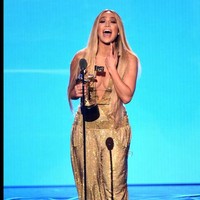 Aksi romantis juga diberikan J.Lo di atas panggung. Saat menerima penghargaan Michael Jackson Video Vanguard Award, ibu dua anak ini tak lupa memberi pujian untuk A-Rod dengan menyebutnya twin soul. Hidupku lebih manis dan lebih baik dengan adanya kamu di dalamnya, kata J.Lo. Foto: Getty Images