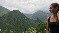 Selain luar negeri, Anna juga sering menampilkan keindahan negerinya, Kirgistan. Begini pose Anna di Ala Archa National Park, sebuah taman nasional cantik di Kirgistan. (Instagram/@anutabulanova)