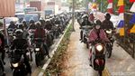 Lagi! Pengendara Motor Jajah Jalur Trotoar