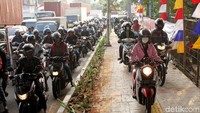 Sejumlah pengendara motor kembali terlihat menerobos jalur trotoar di kawasan Kalijodo, Jakarta, Selasa (21/8/2018).