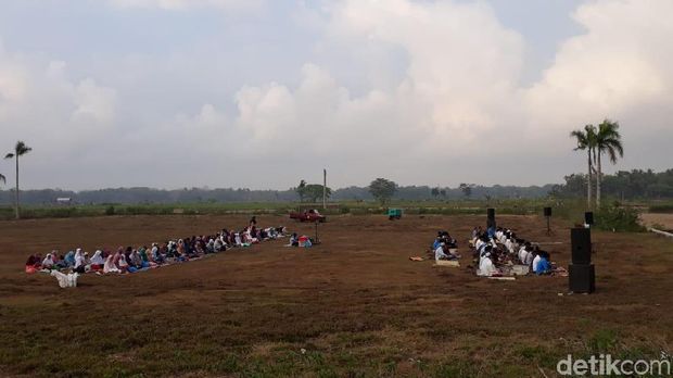 Warga Kulon Progo Salat Idul Adha di Lapangan Triharjo Wates