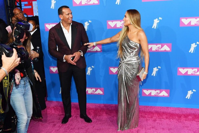 Pria 43 tahun itu memang tampak mengagumi Jennifer Lopez, yang terpaut usia enam tahun lebih tua darinya. Lihat saja aksi manisnya yang tampak serius memotret sang kekasih. Foto: Getty Images