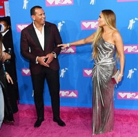 Pria 43 tahun itu memang tampak mengagumi Jennifer Lopez, yang terpaut usia enam tahun lebih tua darinya. Lihat saja aksi manisnya yang tampak serius memotret sang kekasih. Foto: Getty Images