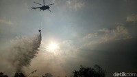 Empat unit helikopter water bombing BPBD Sumatera Selatan terlihat wara-wiri di atas lahan terbakar untuk membantu pemadaman. (Raja Adil/detikcom)