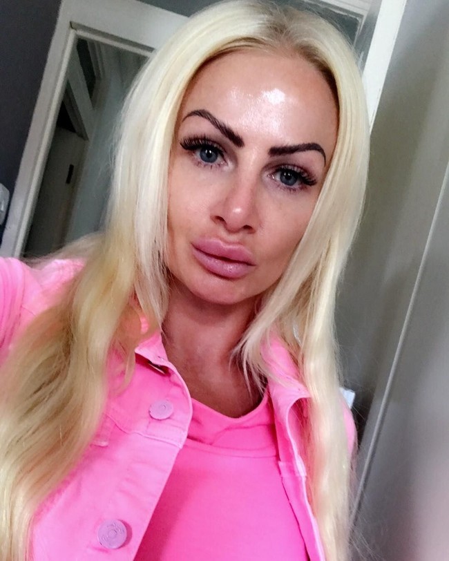 Ia adalah Kerry Miles wanita yang tak ada habis-habisnya melakukan operasi plastik. Ia sendiri mengaku bahwa ketergantungan dengan operasi plastik.  Foto: dok. Instagram (uk.barbie)