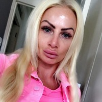 Ia adalah Kerry Miles wanita yang tak ada habis-habisnya melakukan operasi plastik. Ia sendiri mengaku bahwa ketergantungan dengan operasi plastik.  Foto: dok. Instagram (uk.barbie)