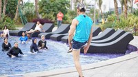 Selain fokus pada badan bagian atas, aqua zumba juga memiliki peran penting dalam pembentukan otot badan bagian bawah salah satunya paha. (Foto: Annissa/detikHealth)