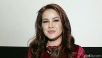 Di dalam film Sakral Olla Ramlan yang berperan sebagai Melina selalu mendapatkan gangguan gaib dan kematian orang-orang terdekat. Bahkan kini Melina sendiri yang mendapat ancaman kematian. Foto: Ismail/detikFoto