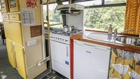 Lihat saja area dapur ini, terlihat jadul kan? Tapi tetap cantik dan fotogenik. (dok. Bertrams Hotel)