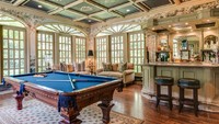 Di samping ruang hiburan ada ruang permainan, lengkap dengan meja biliar dan minibar. Istimewa/Douglas Elliman Real Estate.
