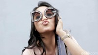 Dewi Persik menyebut dirinya jadi jago goyang karena sering juara hula hoop. Pool/Palevi S/detikFoto.