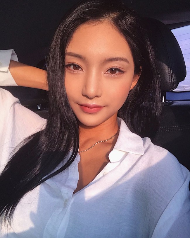 Ia pun mendobrak standar kecantikan yang berlaku di masyarakat dengan membuktikan bahwa cantik tak harus berkulit putih. Foto: Instagram