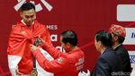 Momen Eko Yuli Dikalungi Medali Emas oleh Jokowi