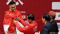 Begini momen saat Jokowi hendak mengalungkan medali emas kepada Eko Yuli Irawan.