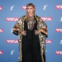 Seorang cameraman dilaporkan meminta uang sebesar Rp 17 miliar untuk kepemilikan video seks yang memperlihatkan adegan ranjang Madonna dan Alex Rodriguez. Video tersebut muncul saat Madonna masih menikah dengan Guy Ritchie. Foto: Getty Images