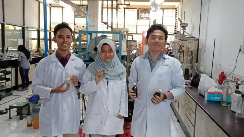 3 Mahasiswa ITS Hasilkan Bioavtur Berkatalisator Abu Sekam Padi 3 Mahasiswa ITS Hasilkan Bioavtur Berkatalisator Abu Sekam Padi