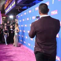 Ada momen menarik kala keduanya berada di red carpet. Sementara J.Lo berpose untuk fotografer, sang kekasih curi-curi kesempatan memotret pujaan hatinya itu dari kejauhan lewat kamera ponsel. Foto: Getty Images