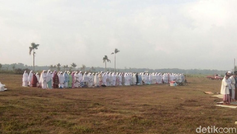 Warga Kulon Progo Salat Idul Adha di Lapangan Triharjo Wates Warga Kulon Progo Salat Idul Adha di Lapangan Triharjo Wates