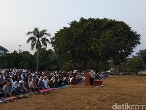 Umat Islam di Ungaran Salat Idul Adha di lapangan Tarubudaya