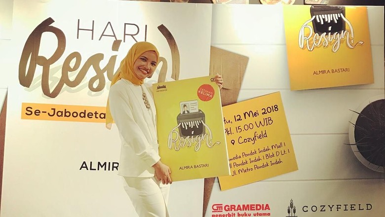9 Tahun Ditolak Penerbit, Almira Bastari Tuai Pujian di Novel Resign! 9 Tahun Ditolak Penerbit, Almira Bastari Tuai Pujian di Novel Resign!