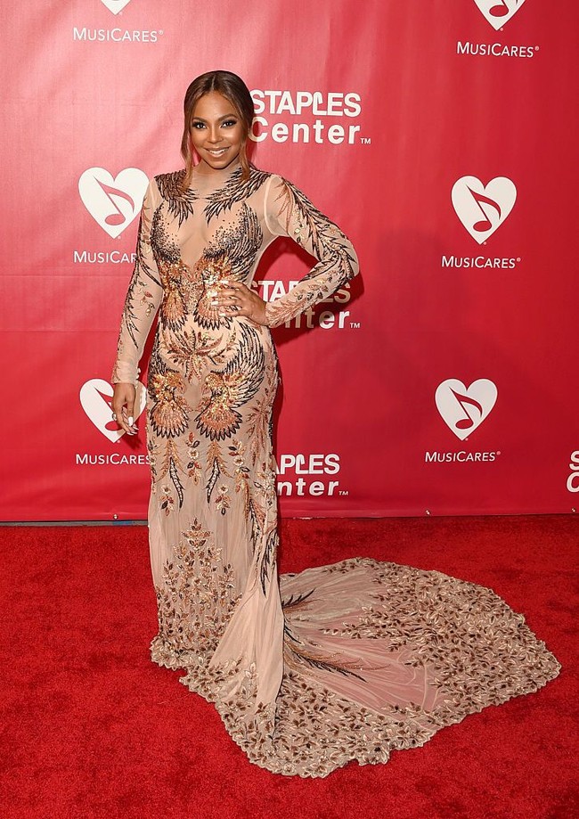 Penyanyi R&B Ashanti memakai gaun dengan detail khas karya Diana Putri yaitu burung garuda. Ashanti mengenakan gaun karya Diana saat hadir di acara pesta musik untuk menghormati Lionel Richie. Foto: Dok. Getty Images