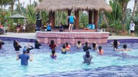 Posisi tetap dalam air, ini dia uniknya pemanasan dan pendinginan ala aqua zumba. (Foto: Annissa/detikHealth)
