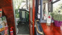 Area kosong di samping kursi supir sudah disulap jadi toilet plus kamar mandi shower buat traveler. Jadi tidak perlu bingung mau mandi dimana. (dok. Bertrams Hotel)