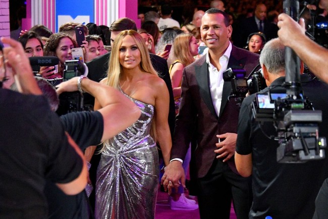 Bak pasangan remaja yang baru jadian, Jennifer Lopez dan A-Rod tampak menunjukkan kemesraan mereka di red carpet. Sesekali mereka terlihat tertawa geli sambil menyempatkan berpose di hadapan fotografer. Foto: Getty Images