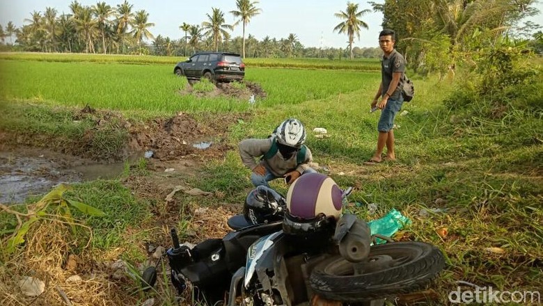 Mobil Anggota Dewan Banyuwangi Nyemplung Sawah Mobil Anggota Dewan Banyuwangi Nyemplung Sawah