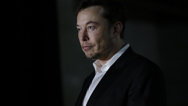 CHICAGO, IL - JUNE 14: Engineer and tech entrepreneur Elon Musk of The Boring Company listens as Chicago Mayor Rahm Emanuel talks about constructing a high speed transit tunnel at Block 37 during a news conference on June 14, 2018 in Chicago, Illinois. Musk said he could create a 16-passenger vehicle to operate on a high-speed rail system that could get travelers to and from downtown Chicago and O'hare International Airport under twenty minutes, at speeds of over 100 miles per hour. (Photo by Joshua Lott/Getty Images)