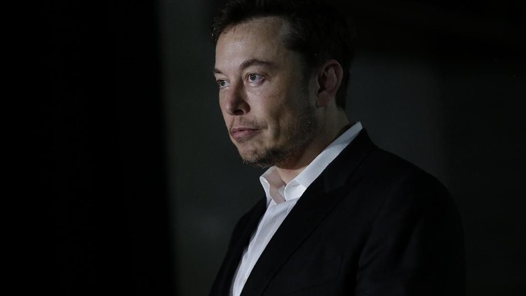 CHICAGO, IL - JUNE 14: Engineer and tech entrepreneur Elon Musk of The Boring Company listens as Chicago Mayor Rahm Emanuel talks about constructing a high speed transit tunnel at Block 37 during a news conference on June 14, 2018 in Chicago, Illinois. Musk said he could create a 16-passenger vehicle to operate on a high-speed rail system that could get travelers to and from downtown Chicago and Ohare International Airport under twenty minutes, at speeds of over 100 miles per hour. (Photo by Joshua Lott/Getty Images)