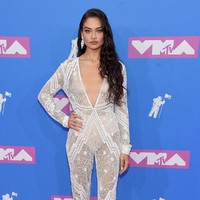 Shanina Shaik edgy dan seksi berbalut jumpsuit plunging transparan dari Naeem Khan. Foto: Dok. Getty Images